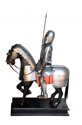 Композиция декоративная Крестоносец на коне в металлических доспехах.